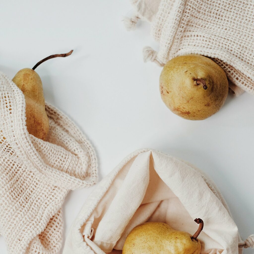 pears in bags for eating with the seasons