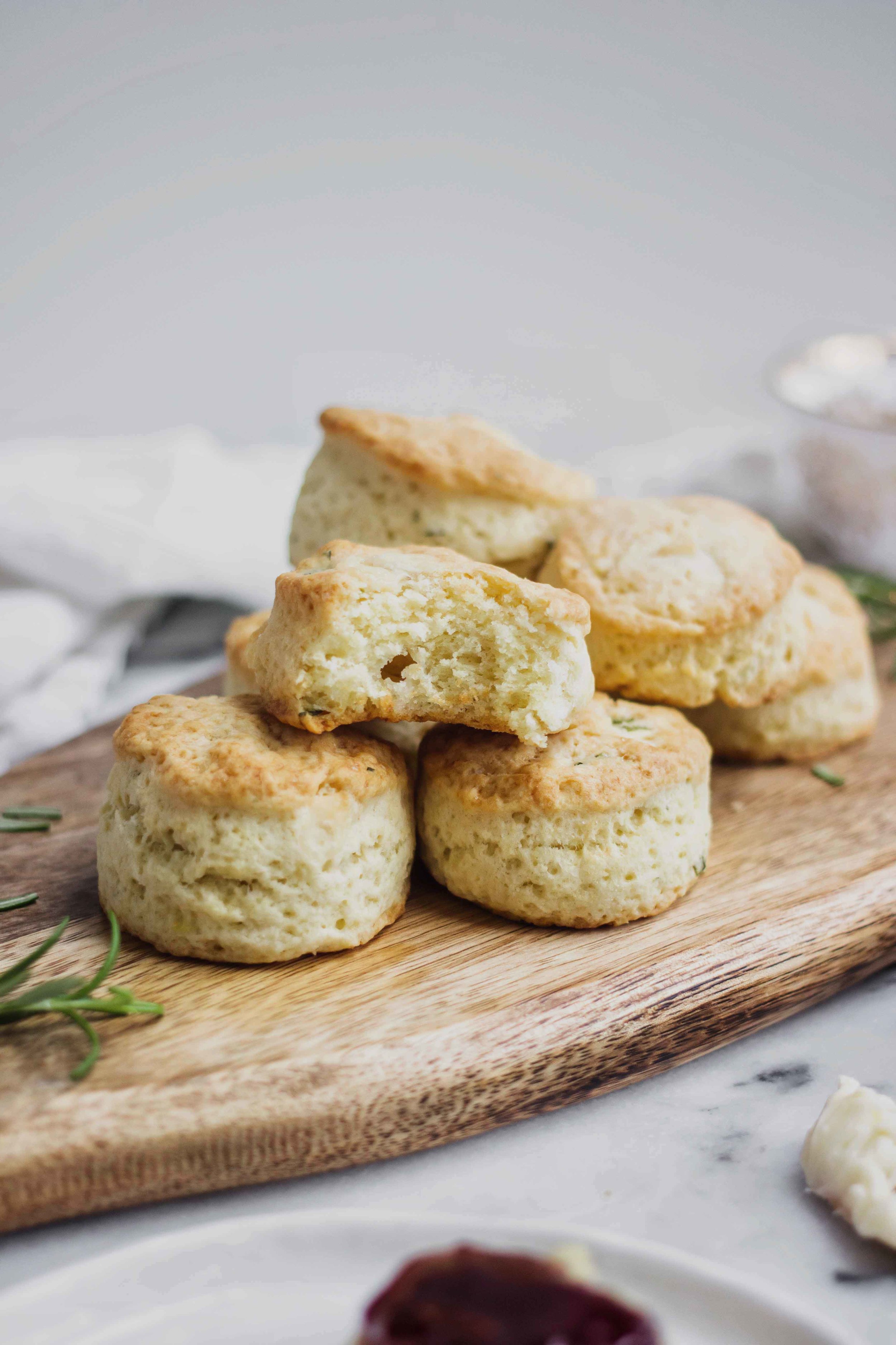 British Cheddar And Rosemary Scones - The Well Essentials #breakfast #scones