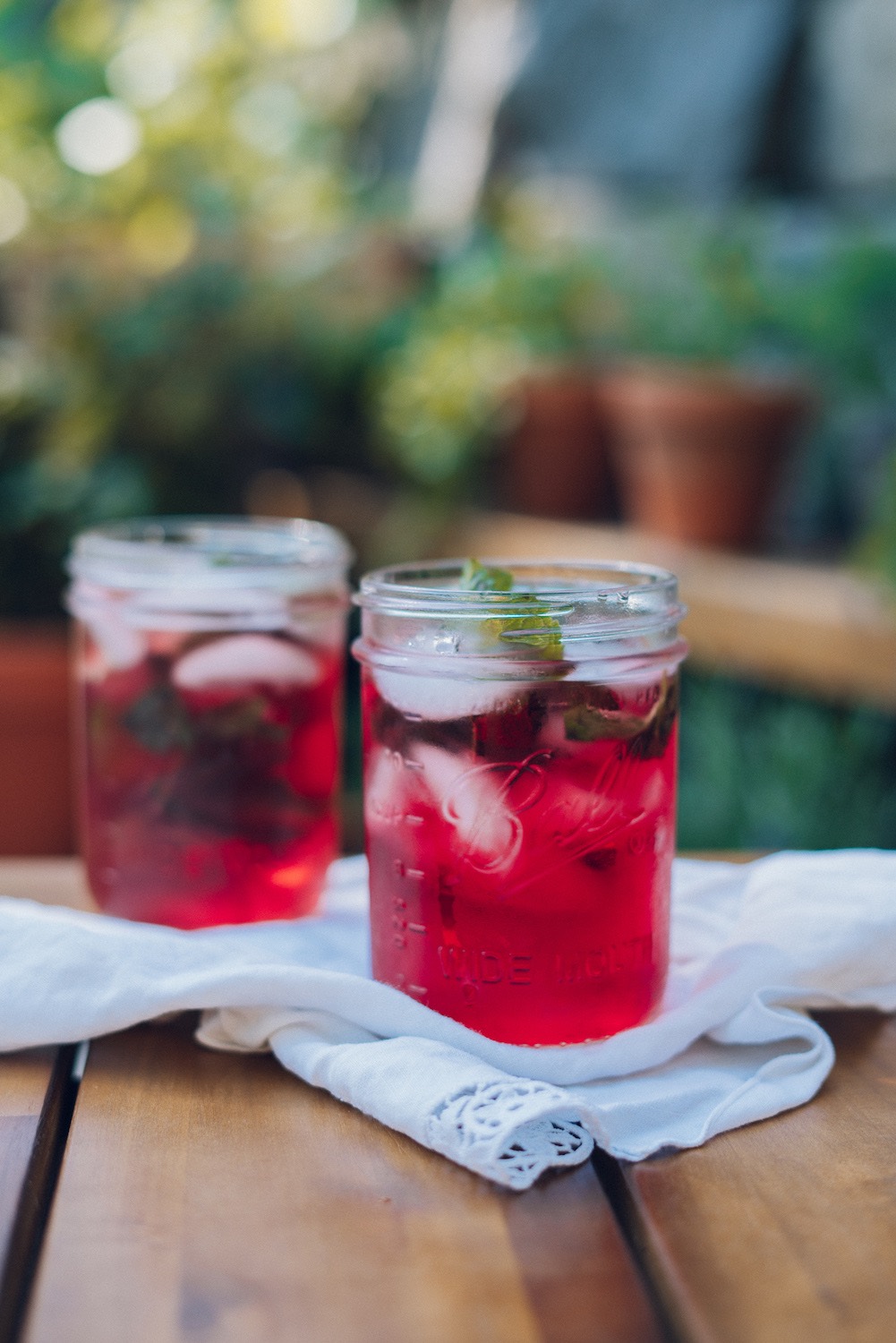 How To Make Sun Tea For Hydrating Herbal Wellness This Summer