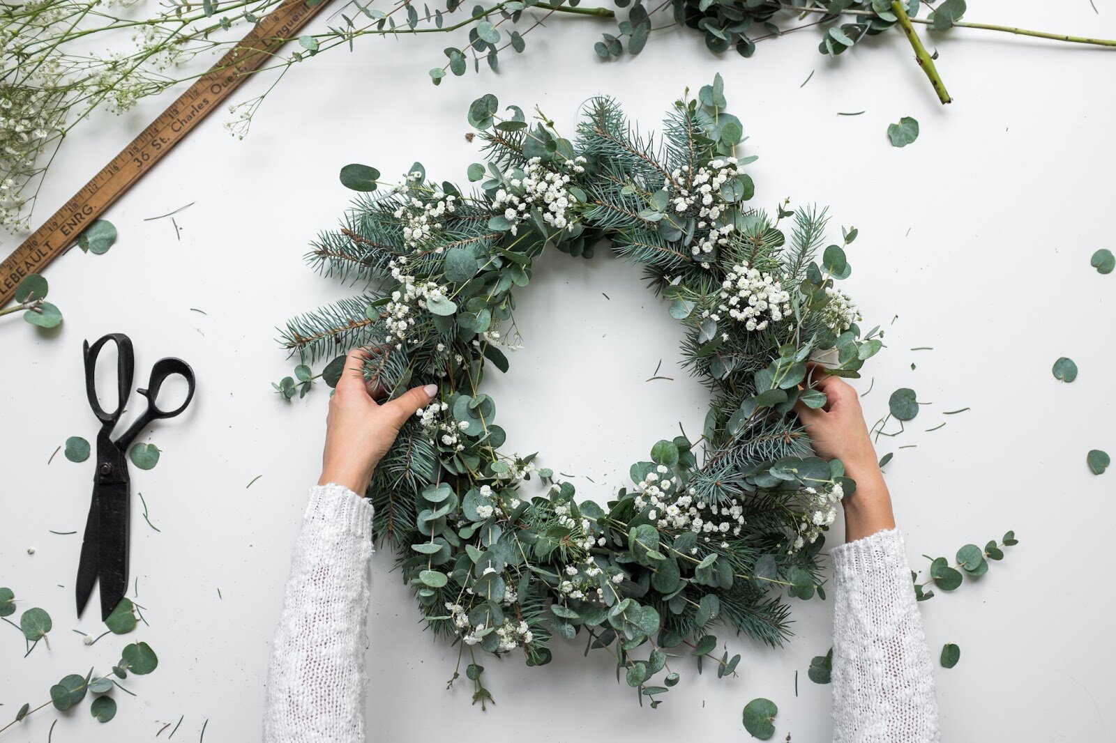Minimalist DIY Christmas Wreaths