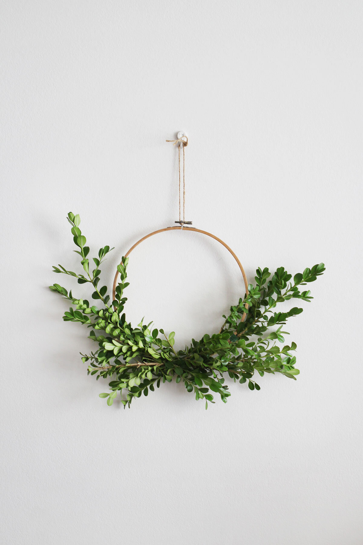 Minimalist DIY Christmas Wreaths