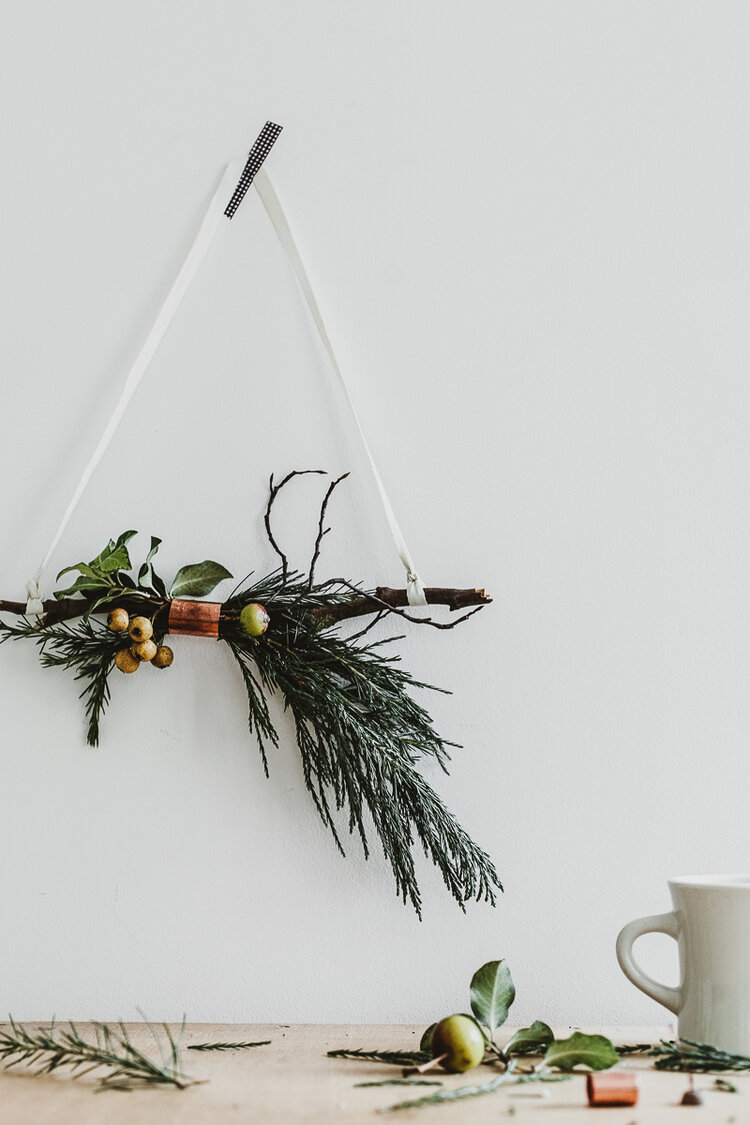 diy minimalist christmas decor wreath